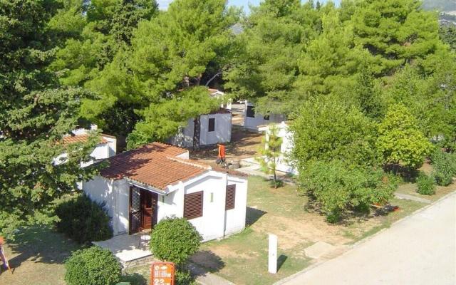 Bílé bungalovy