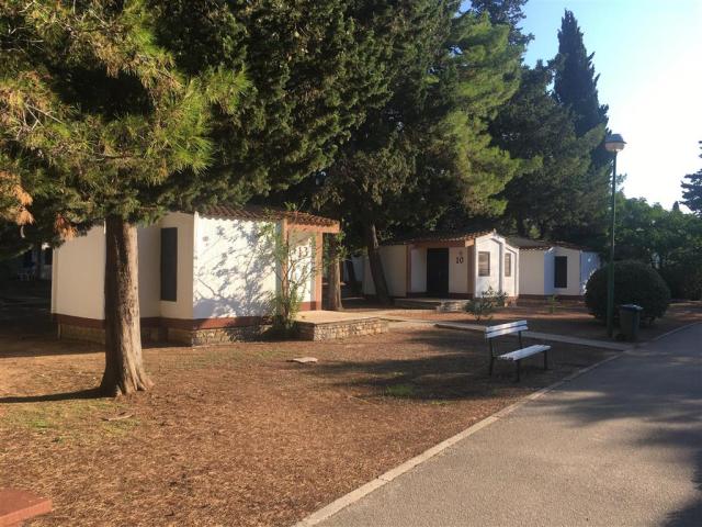 Bílé bungalovy
