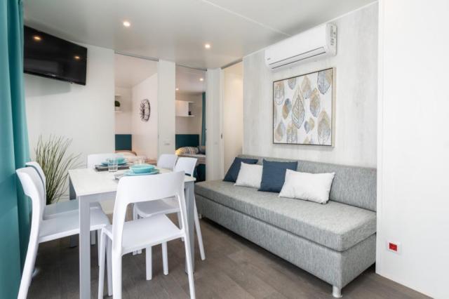 Mobilhome Deluxe se 3 oddělenými ložnicemi až pro 6 osob
