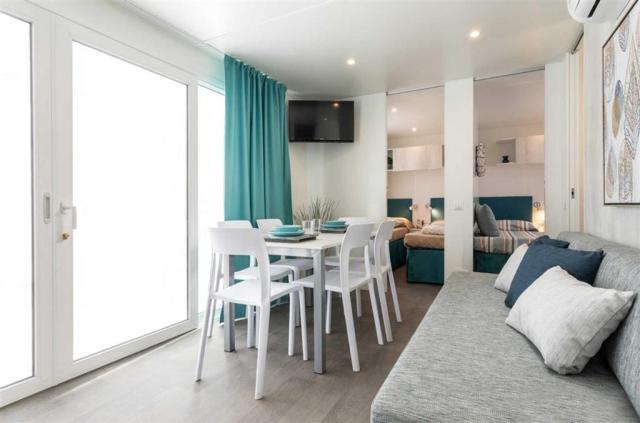 Mobilhome Deluxe se 3 oddělenými ložnicemi až pro 6 osob