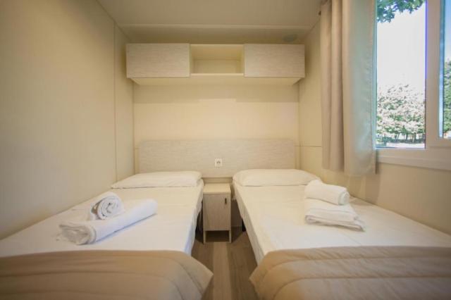 Mobilhome Maxicaravan se 3 oddělenými ložnicemi až pro 6 osob