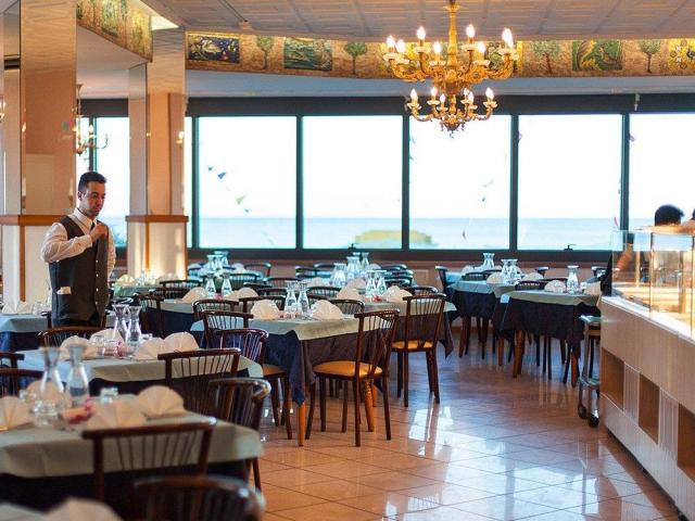 Jídelna v hotelu Maxiy Milano Marittima***S, klienti ubytování 