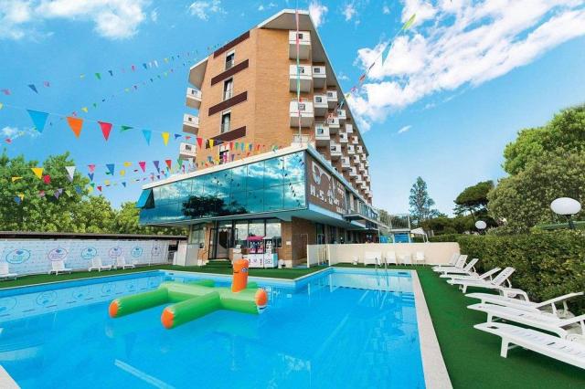 Bazén u hotelu Maxiy Milano Marittima***S, klienti ubytování v 
