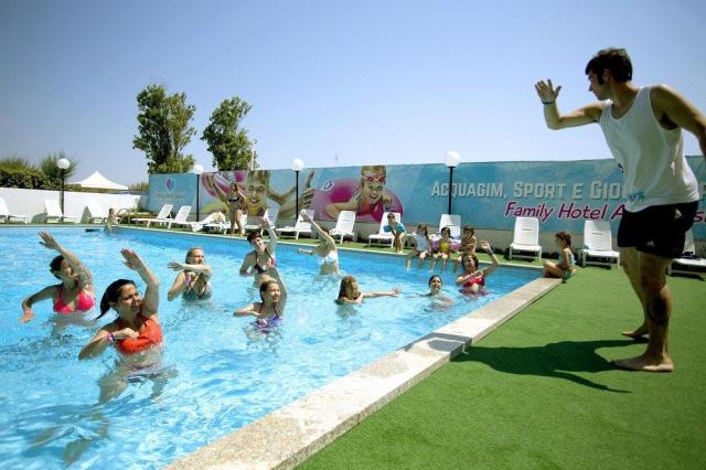 Bazén u hotelu Maxiy Milano Marittima***S, klienti ubytování v 