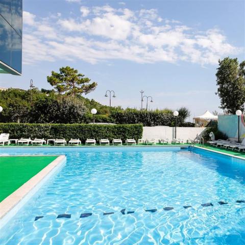 Bazén u hotelu Maxiy Milano Marittima***S, klienti ubytování v 