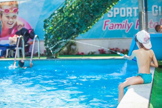 Bazén u hotelu Maxiy Milano Marittima***S, klienti ubytování v 