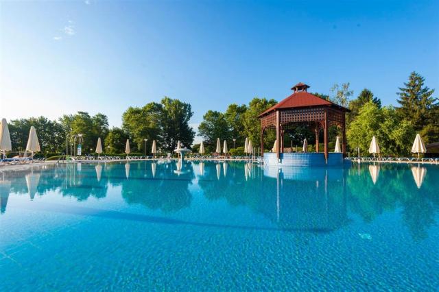 Venkovní bazén u hotelu Ajda