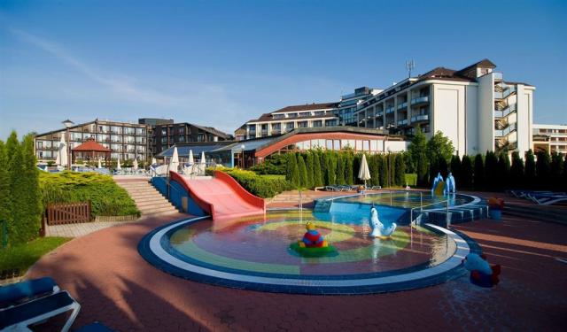 Venkovní bazén u hotelu Ajda