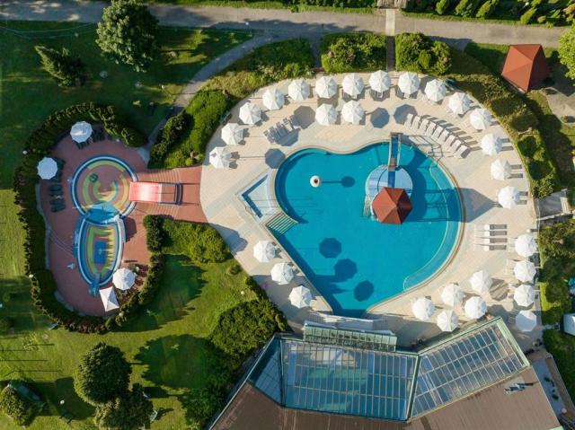 Venkovní bazén u hotelu Ajda