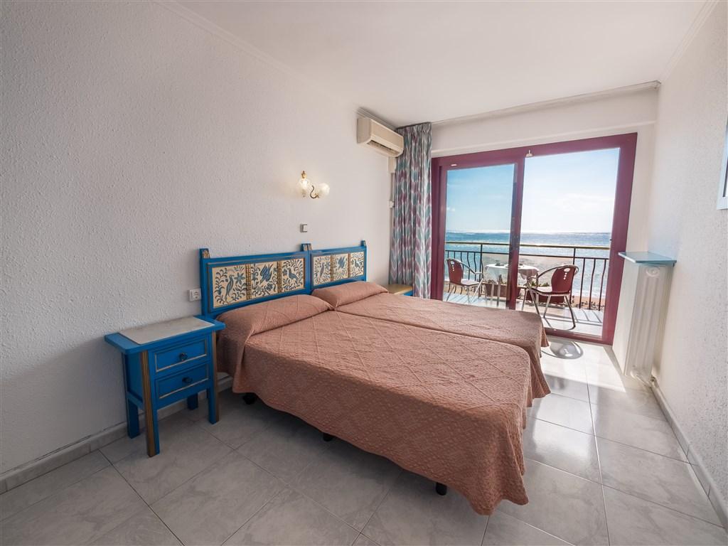 7_1_Seafront View Room.jpg