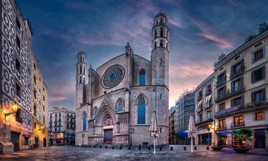 Barcelona church-8095416_1280.jpg