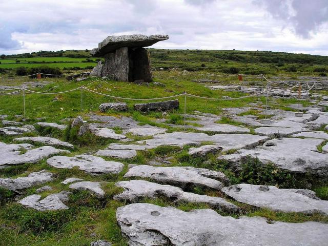 Irsko   Burren dolmen 2