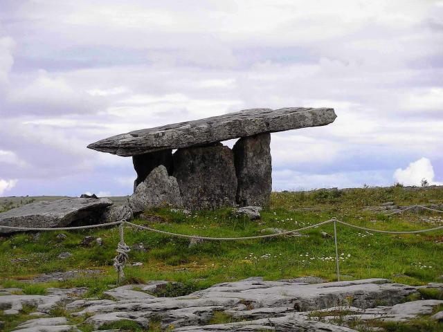 Irsko   Burren dolmen 1