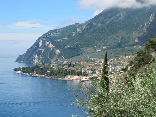 Léto u malebného jezera Garda