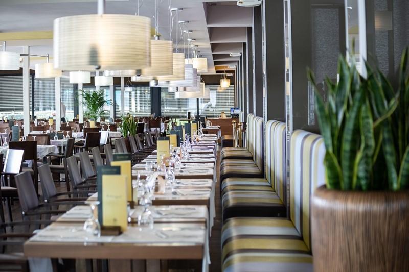 Pinija hotel - hotelový restaurant - Petrčane - - Chorvatsko
