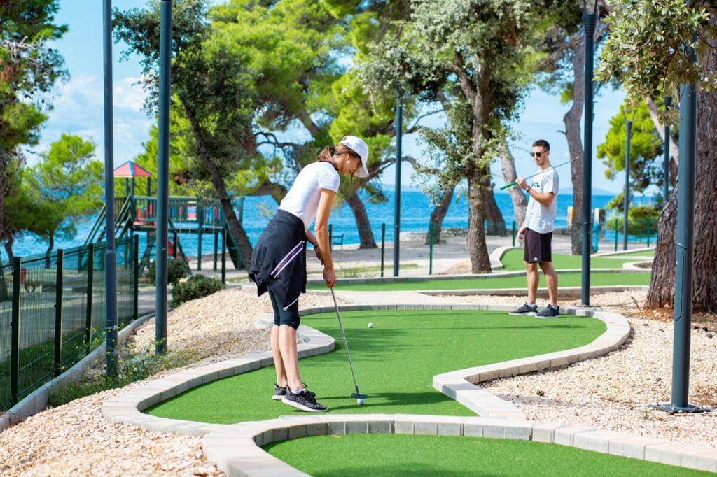 Pinija hotel - minigolf - Petrčane - - Chorvatsko