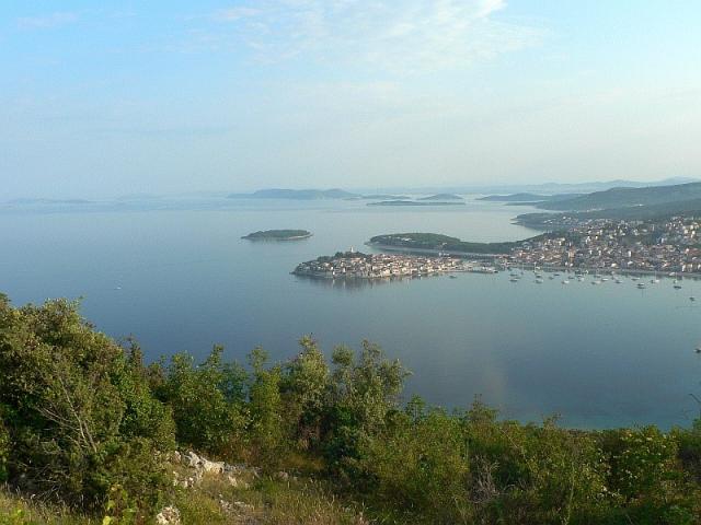 Pohled od sochy Panny Marie Loretánské na Primošten - Primošten