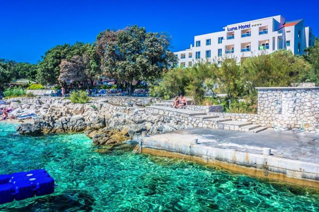 La Luna Island hotel - hotelová pláž - Jakišnica (ostrov Pag) -
