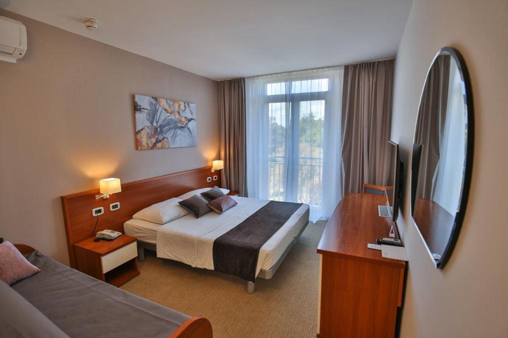 Holiday Arena hotel - pokoj, strana park - Medulin - - Chorvat