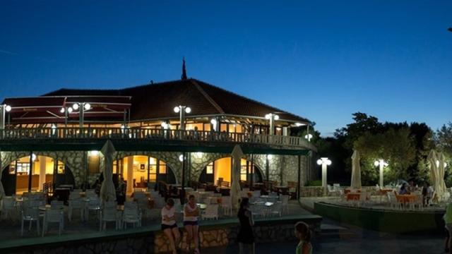 Holiday Village Jezera-Lovišća apartmány - Jezera (ostrov Murte