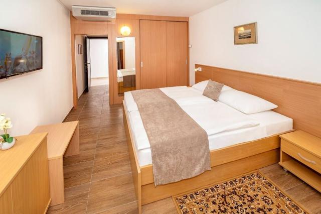 Omorika hotel - čtyřlůžkový rodinný pokoj, Family - Punat (ostr