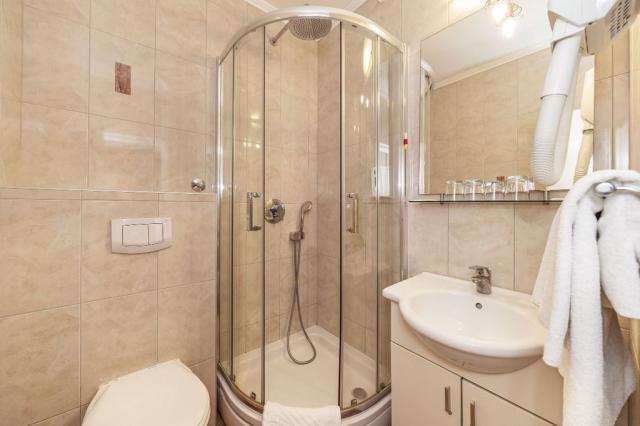 Omorika hotel - čtyřlůžkový rodinný pokoj, Family - Punat (ostr