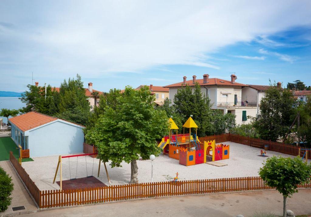 Marina hotel - dětské hřiště - Moščenička Draga - - Chorvatsko