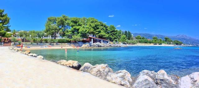 Resnik bungalovy - oblázková pláž z mola - Kaštel Štafilić (Tro