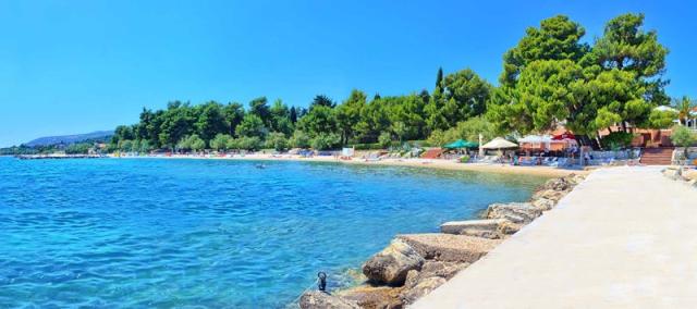 Resnik bungalovy - oblázková pláž z mola - Kaštel Štafilić (Tro