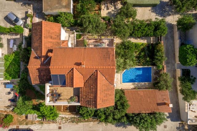 Lukrecia apartmány - Supetar (ostrov Brač) -  - Chorvatsko