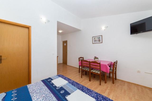 Vila Neda-Maršić - třílůžkové studio č. 1 - Gradac - Chorvatsko