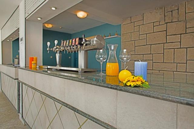 Faraon hotel -bar u bazénu - Trpanj (Pelješac) -  - Chorvatsko