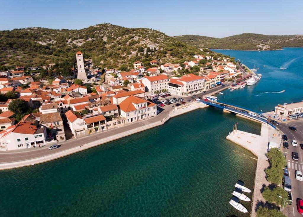 Borovnik hotel - Tisno - - Chorvatsko