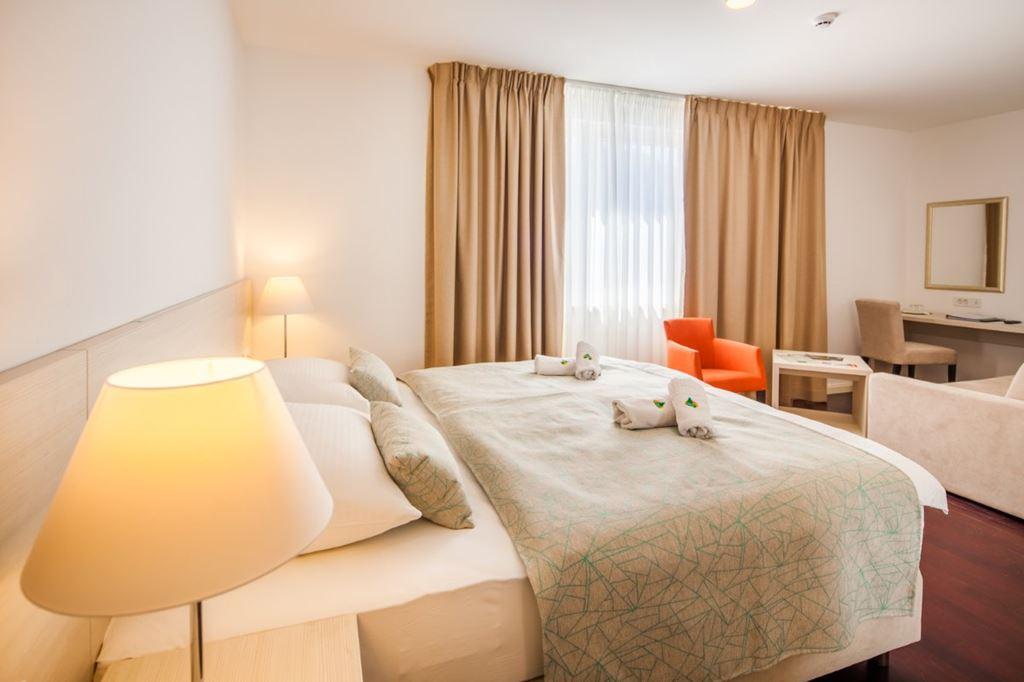 Borovnik hotel - Tisno - - Chorvatsko