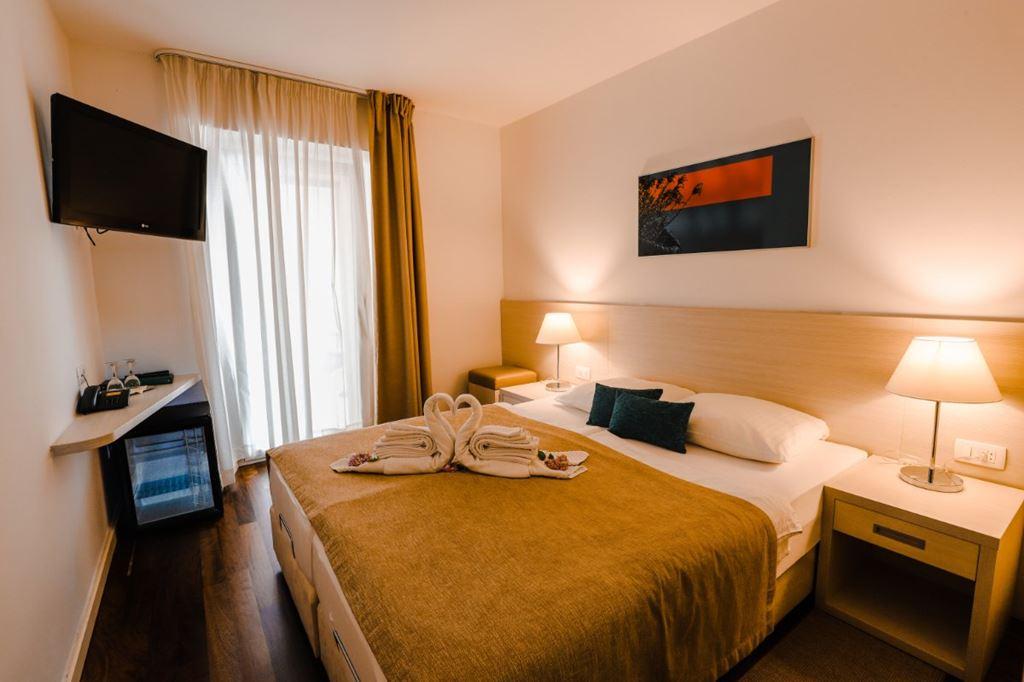 Borovnik hotel - Tisno - - Chorvatsko
