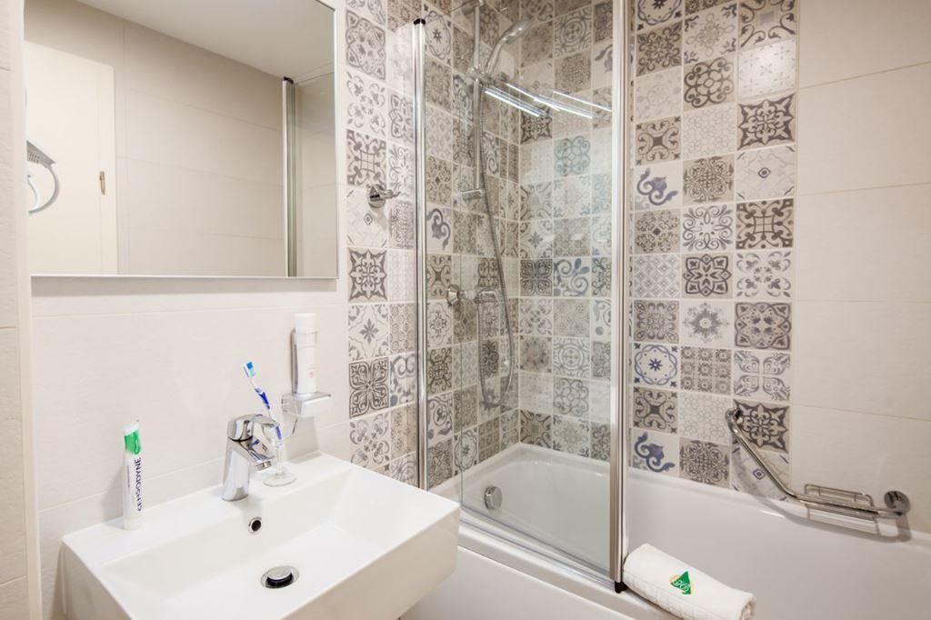 Borovnik hotel - Tisno - - Chorvatsko