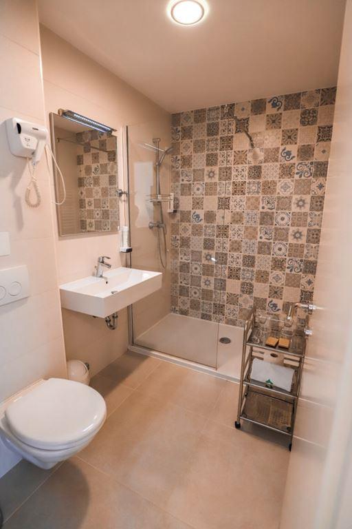 Borovnik hotel - Tisno - - Chorvatsko