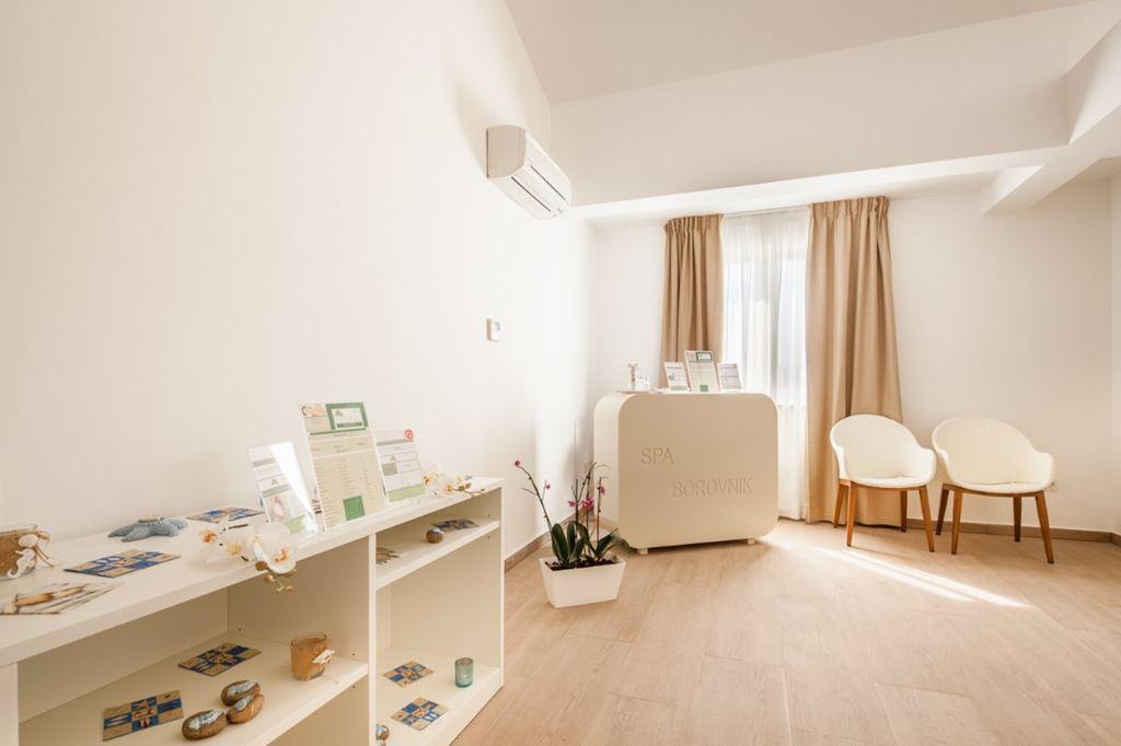 Borovnik hotel - Tisno - - Chorvatsko