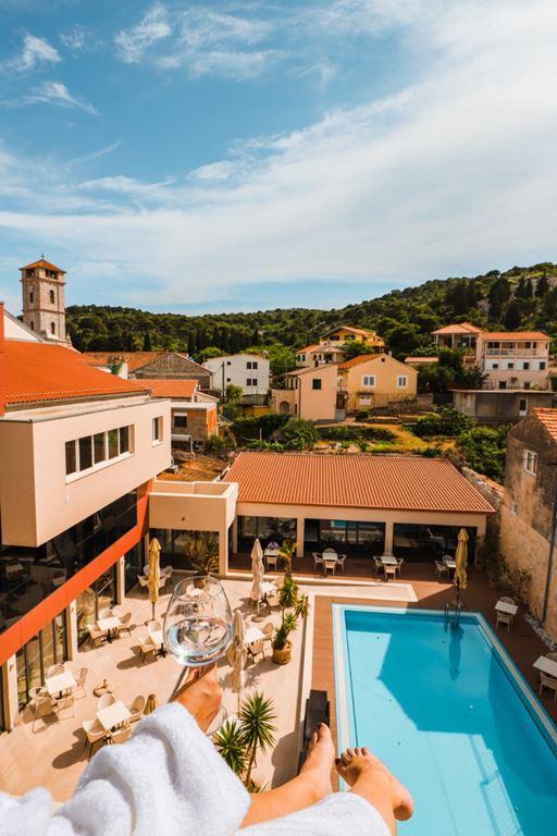 Borovnik hotel - Tisno - - Chorvatsko