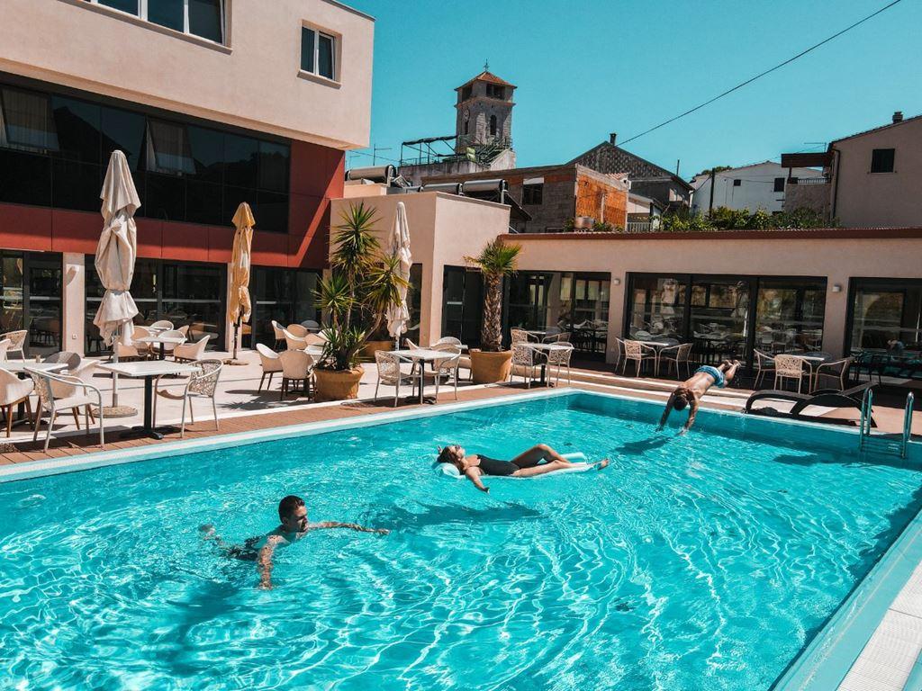 Borovnik hotel - Tisno - - Chorvatsko