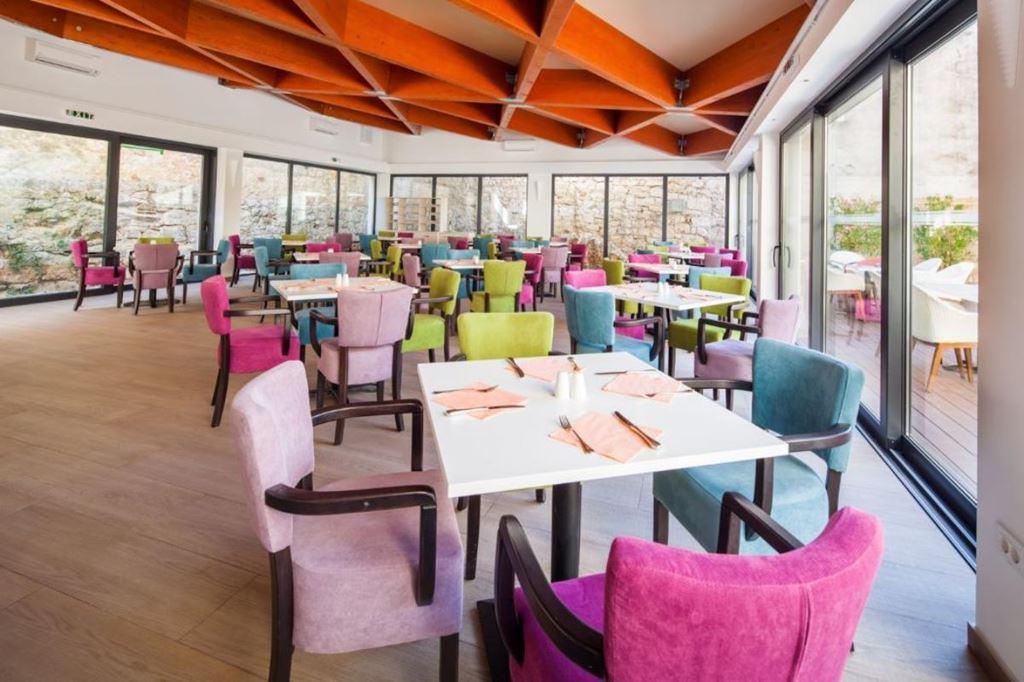 Borovnik hotel - Tisno - - Chorvatsko