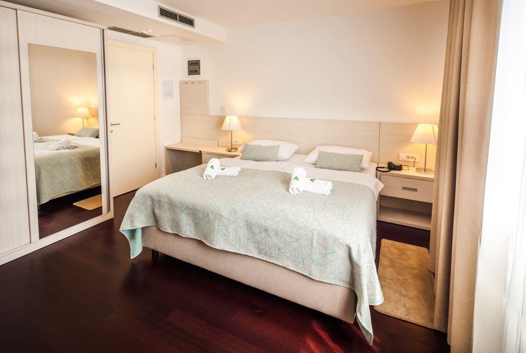 Borovnik hotel - Tisno - - Chorvatsko