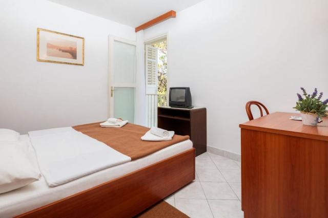 Fontana Resort pokoje - pokoj Comfort, francouzské okno - Jelsa