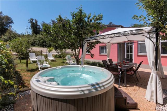 Hana Holiday Home - Banjole -  - Chorvatsko