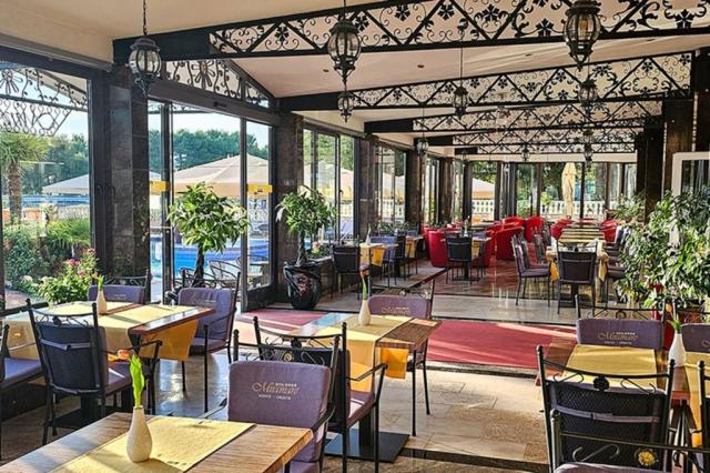 Miramare hotel - Terrace and Café - Vodice -  - Chorvatsko