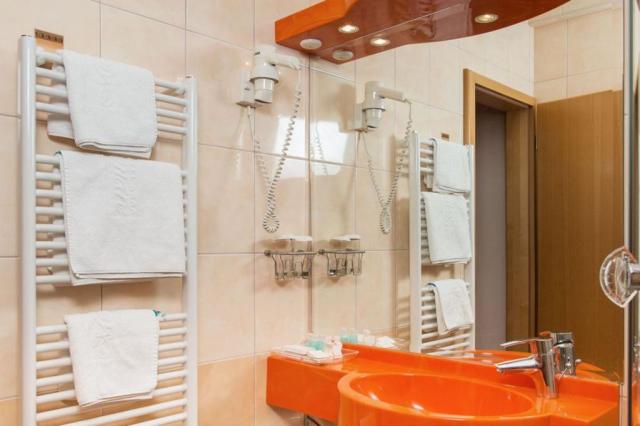 Miramare hotel - dvoulůžkový pokoj s možností 2 přistýlek, BP -