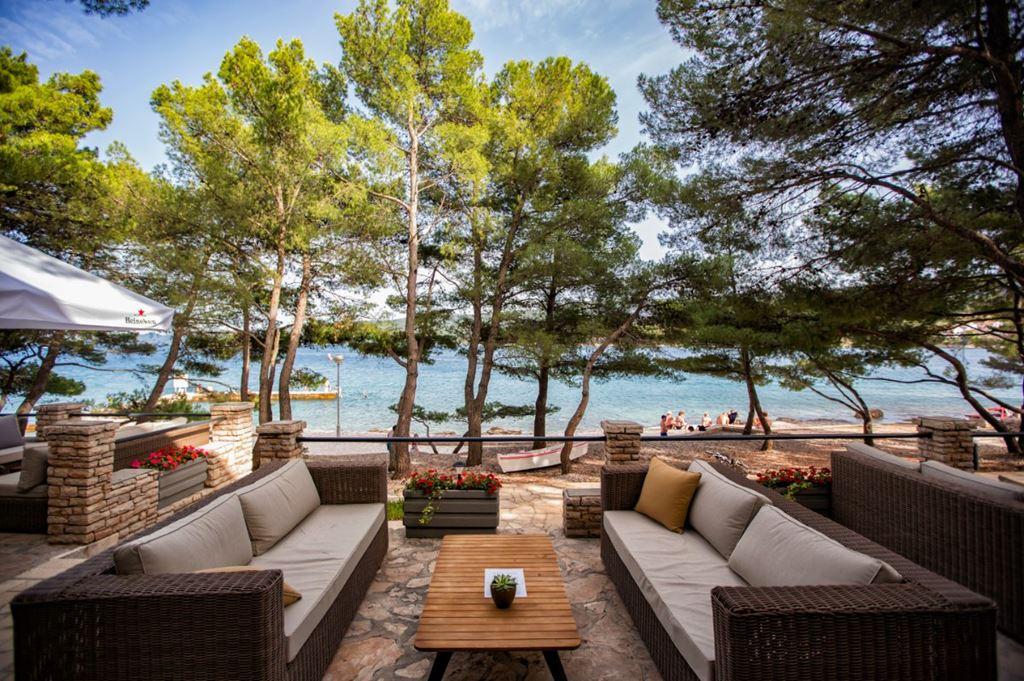 Aminess Younique Senses Resort - bar u bazénu - Vrboska (ostrov