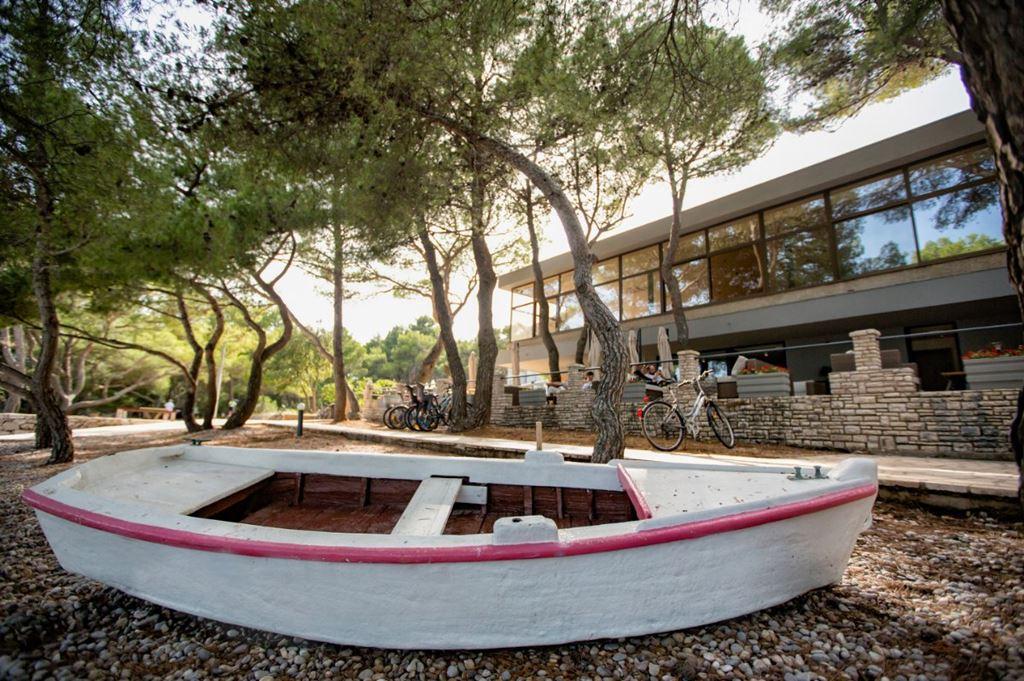 Aminess Younique Senses Resort - bar u bazénu - Vrboska (ostrov
