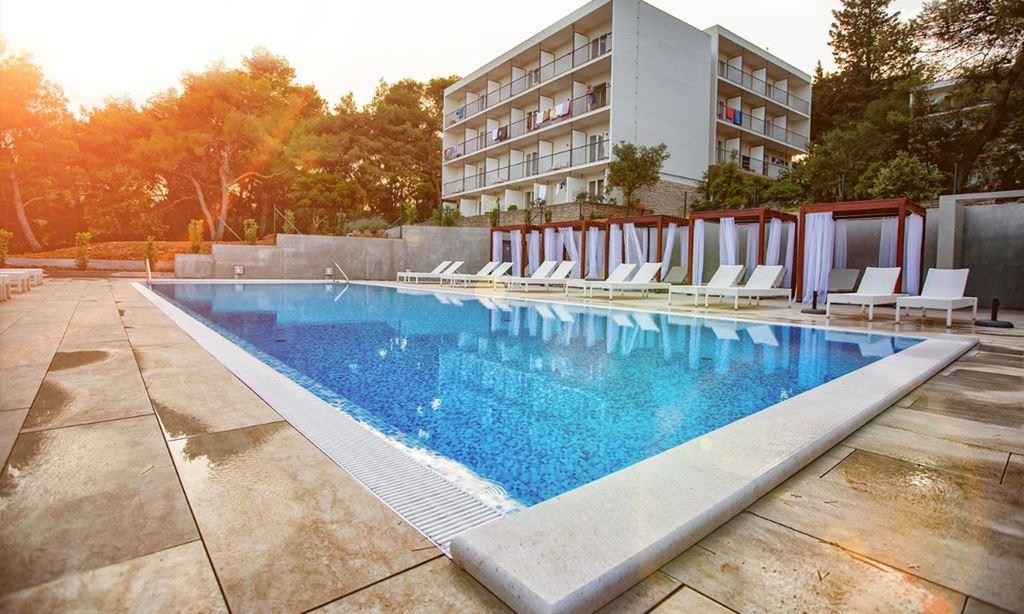 Aminess Younique Senses Resort - bazén - Vrboska (ostrov Hvar)