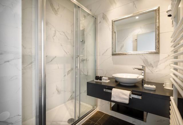 Imperial hotel - pokoj Imperial Double s přistýlkou, strana uli